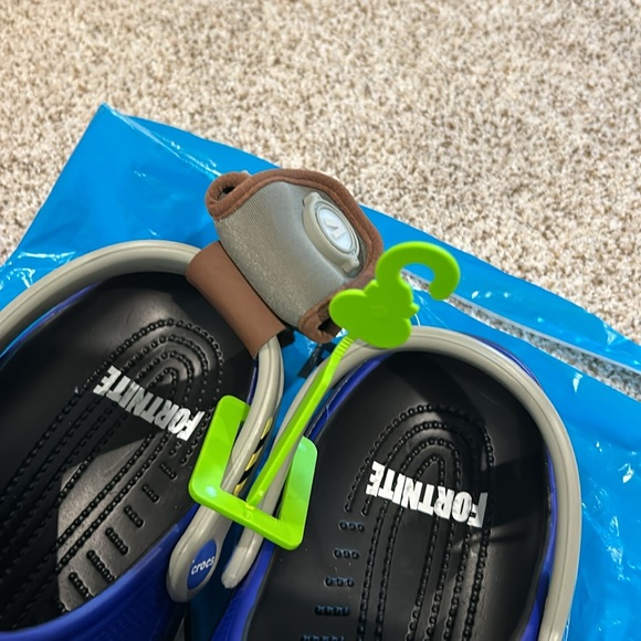 Fortnite x battle bus clog - Picture 3 of 5